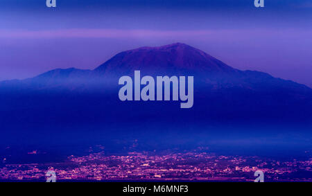 Vesuv aus der Bucht von Neapel, Italien. Stockfoto
