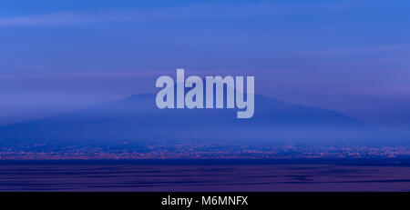 Vesuv aus der Bucht von Neapel, Italien. Stockfoto