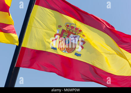 Schwenkten spanische Flagge vor blauem Himmel Stockfoto