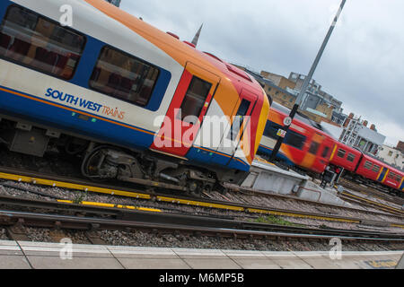 Züge in die Plattformen an der London Waterloo Bahnhof von Network Rail betrieben. Southwest trains South Western Railway Bahnbetreibern. Stockfoto