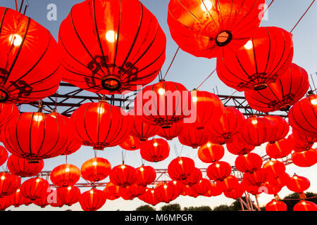 Chinesische Laternen an' event Nudel Nacht Märkte in Nord Hagley Park, Christchurch, Canterbury, Neuseeland Stockfoto