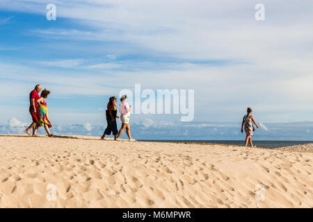 Punta Del Este, Uruguay - 28. Februar 2018: die Menschen zu Fuß auf den Strand La Mano, die Skulptur von Mario Irarrazabal, Playa La Brava zu besuchen, Stockfoto