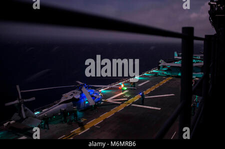 180227-N-JS 726-0016 ATLANTIK (Feb. 27, 2018) Matrosen an Bord der Wasp-Klasse amphibisches Schiff USS Iwo Jima (LHD 7) Durchführung des Fluges Kontrollen auf einem MH-60S Sea Hawk, Hubschrauber Meer Combat Squadron (HSC) 28, Februar 27, 2018 beigefügt. Iwo Jima in Mayport, Florida, ist die Durchführung homeported naval Operations in den USA 6 Flotte Bereich der Operationen. (U.S. Marine Foto von Mass Communication Specialist 1. Klasse David Holmes/Freigegeben) Stockfoto