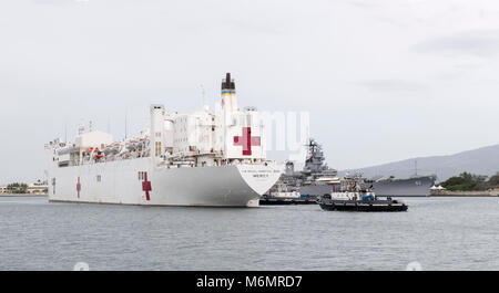 180303-N-YW 024-0093 Pearl Harbor (3. März 2018) Die militärische Sealift Command Hospital Ship USNS Mercy Joint Base Pearl Harbor-Hickam, Hawaii ankommt, zur Unterstützung der pazifischen Partnerschaft 2018 (PP18). PP18's Mission ist es, gemeinsam mit Gastgeber und Partner Nationen zu arbeiten regionaler Interoperabilität und Disaster Response Funktionen, erhöhen die Stabilität und Sicherheit in der Region zu stärken, und neue und dauerhafte Freundschaften in der gesamten indopazifischen Region fördern. Pazifische Partnerschaft, der nun in seinem 13. Iteration, ist die größte jährliche internationale humanitäre Hilfe und Katastrophenhilfe Abwehrbereitschaft Stockfoto