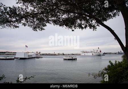 180303-N-WC 566-0010 Pearl Harbor (3. März 2018) Die militärische Sealift Command Hospital Ship USNS Mercy Joint Base Pearl Harbor-Hickam, Hawaii ankommt, zur Unterstützung der pazifischen Partnerschaft 2018 (PP18). PP18's Mission ist es, gemeinsam mit Gastgeber und Partner Nationen zu arbeiten regionaler Interoperabilität und Disaster Response Funktionen, erhöhen die Stabilität und Sicherheit in der Region zu stärken, und neue und dauerhafte Freundschaften in der gesamten indopazifischen Region fördern. Pazifische Partnerschaft, der nun in seinem 13. Iteration, ist die größte jährliche internationale humanitäre Hilfe und Katastrophenhilfe Abwehrbereitschaft Stockfoto