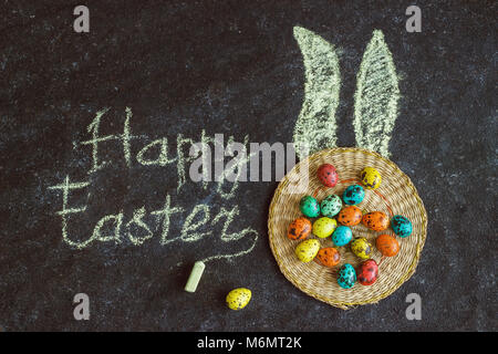 Ostern bunte Eier auf einem schwarzen Hintergrund, Konzept Ostern Stockfoto