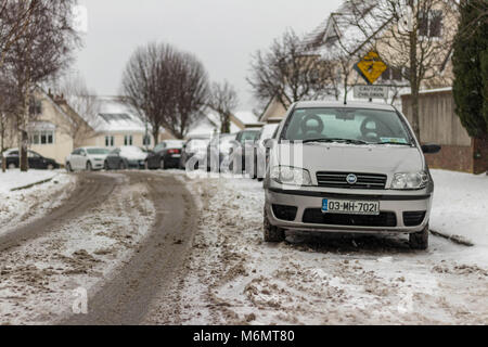 Autos auf der Straße wegen Schnee in Stepaside, Dublin. Stockfoto