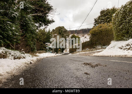 Einsame Straßen wegen Schnee in die Dublin Mountains, März 2017. Stockfoto