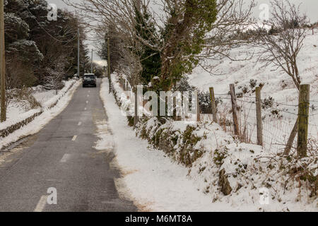 Einsame Straßen wegen Schnee in die Dublin Mountains, März 2017. Stockfoto