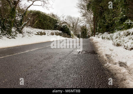Einsame Straßen wegen Schnee in die Dublin Mountains, März 2017. Stockfoto