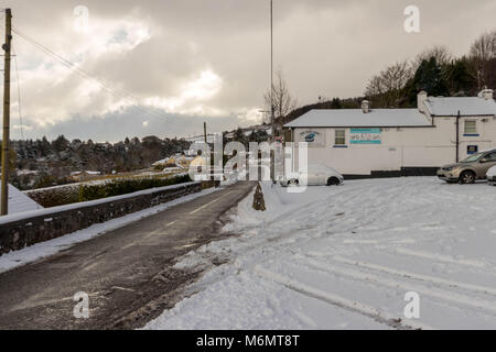 Das blaue Licht Pub, Dublin, an einem verschneiten Tag. Stockfoto