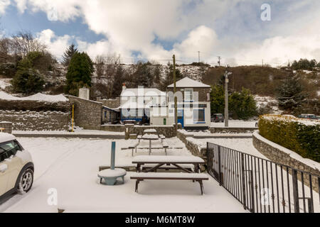 Das blaue Licht Pub, Dublin, an einem verschneiten Tag. Stockfoto