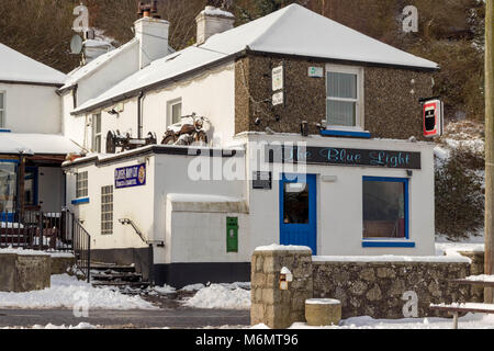 Das blaue Licht Pub, Dublin, an einem verschneiten Tag. Stockfoto