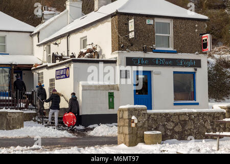 Das blaue Licht Pub, Dublin, an einem verschneiten Tag. Stockfoto