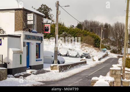 Das blaue Licht Pub, Dublin, an einem verschneiten Tag. Stockfoto