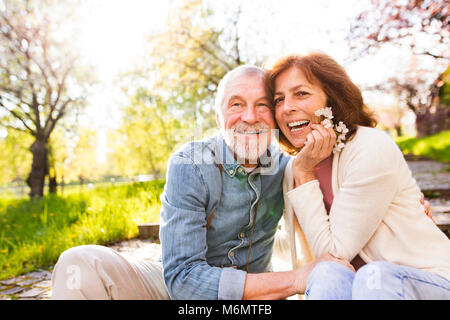 Schönes älteres Ehepaar in Liebe außerhalb im Frühjahr die Natur. Stockfoto