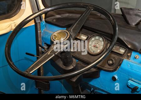 Vintage Blue Bus. Schwarzes Lenkrad. Armaturenbrett Stockfoto