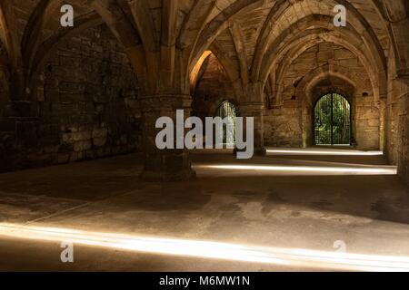 Schloss Kammer mit Golden Sun überflutet. Sonne und Schatten. Grossen Kontrast. Stockfoto