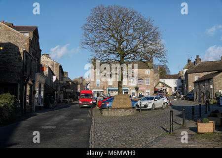 Grassington im Craven Stadtteil North Yorkshire im frühen Winter mit blauem Himmel und weichen Sonnenlicht Schattenwurf auf dem Marktplatz Stockfoto