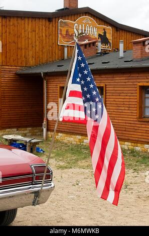 Star Spangled Banner auf Auto neben Saloon geparkt. Stockfoto