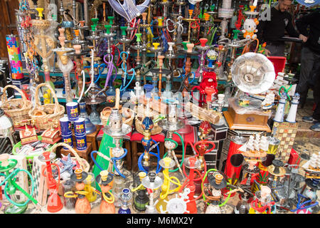 Wasserpfeifen für den Verkauf auf dem Markt in der schmalen Gasse in der Altstadt von Akko, westlichen Galiläa, Israel Stockfoto