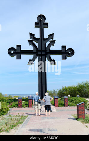 Ein Kreuz für diejenigen, die nicht vom Meer zurückgekehrt sind. Rewa Cape, Bucht von Puck, Provinz Pommern, Polen, Europa. Stockfoto