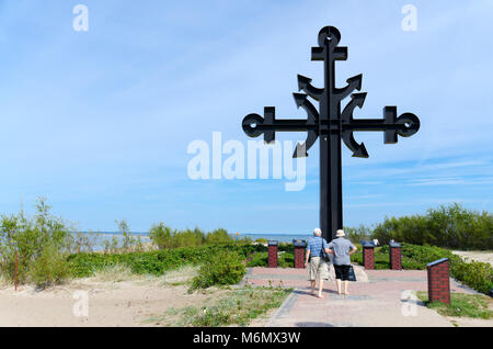 Ein Kreuz für diejenigen, die nicht vom Meer zurückgekehrt sind. Rewa Cape, Bucht von Puck, Provinz Pommern, Polen, Europa. Stockfoto