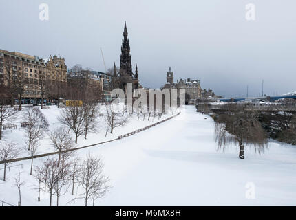 Blick über geschlossen die Princes Street Gardens nach schweren Schnee mit Schnee pristine in Edinburgh, Schottland, Vereinigtes Königreich Stockfoto