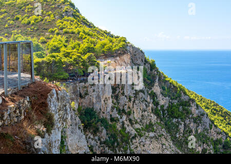 Restaurant auf der Klippe in Porto Schiza auf Zakynthos Insel. Griechenland. Stockfoto