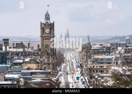 Blick vom Calton Hill entlang der Princes Street leer des Verkehrs nach schweren Schnee fällt, Edinburgh, Schottland, Vereinigtes Königreich Stockfoto