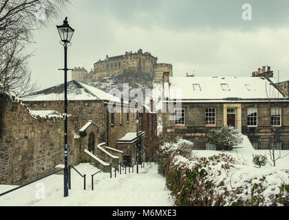 Blick auf die Burg von Edinburgh nach Schnee von der historischen Vennel Schritte am Grassmarket in der Altstadt von Edinburgh, Schottland, Vereinigtes Königreich Stockfoto