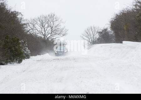 © Lizenziert nach London Nachrichten Bilder 02/03/2108, Cirencester, Großbritannien. Autofahrer Kanten durch die Schneeverwehungen und starke Winde entlang der Gloucester Road zwischen Cirencester und Gloucestser. Foto: Stephen Shepherd/LNP Stockfoto