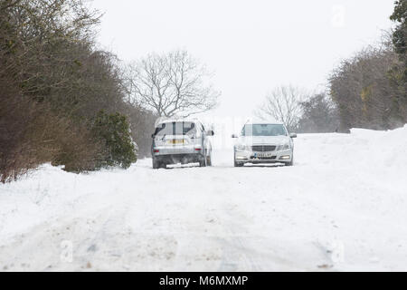 Autofahrer Kanten durch die Schneeverwehungen und starke Winde, wie sie auf der Straße Gloucestrer outsiode Cirencester in das Vereinigte Königreich reisen. Stockfoto