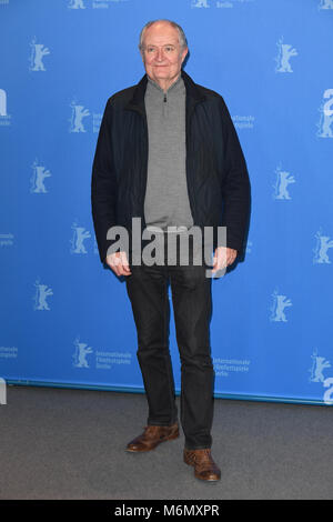 Jim Broadbent nimmt an der 68. Berlinale Die Internationalen Filmfestspiele Berlin photocall Schwarz 47 in Berlin. 16. Februar 2018 © Paul Treadway Stockfoto