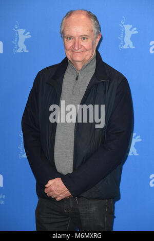 Jim Broadbent nimmt an der 68. Berlinale Die Internationalen Filmfestspiele Berlin photocall Schwarz 47 in Berlin. 16. Februar 2018 © Paul Treadway Stockfoto