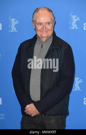 Jim Broadbent nimmt an der 68. Berlinale Die Internationalen Filmfestspiele Berlin photocall Schwarz 47 in Berlin. 16. Februar 2018 © Paul Treadway Stockfoto