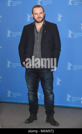 Moe Dunford nimmt an der 68. Berlinale Die Internationalen Filmfestspiele Berlin photocall Schwarz 47 in Berlin. 16. Februar 2018 © Paul Treadway Stockfoto