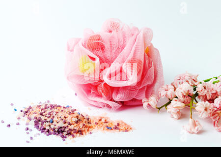 Badewanne schwamm und Salz mit rosa Blüten auf Weiß Stockfoto