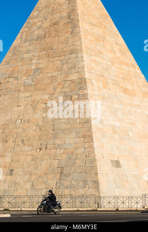 Die Pyramide des Cestius ist eine uralte Pyramide in Rom, Italien, in der Nähe der Porta San Paolo und dem protestantischen Friedhof. Stockfoto