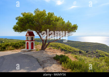 Kleine Kapelle und Kiefer an der Küste der Insel Zakynthos. Griechenland Stockfoto