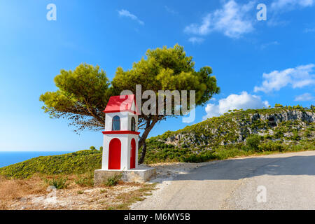 Kleine Kapelle und Kiefer an der Küste der Insel Zakynthos. Griechenland Stockfoto