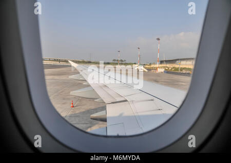 Fluggäste der Lufthansa Airbus A321 Flugzeug auf dem Ben-Gurion International Airport, Israel Stockfoto