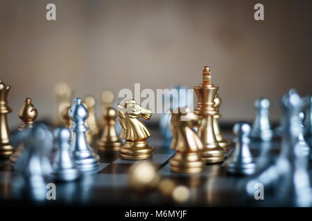 Goldene Pferd mit Feind im Spiel Metapher Taktik und Konzept Wipl Stockfoto