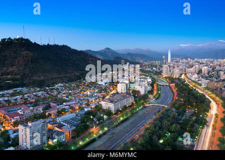 Panoramablick auf Providencia und Las Condes Bezirke und Bellavista Nachbarschaft, Santiago de Chile Stockfoto