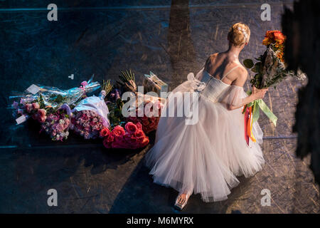 Eine Ballerina bei Final Curtain Call nach dem klassischen Ballett Giselle Endbearbeitung Stockfoto
