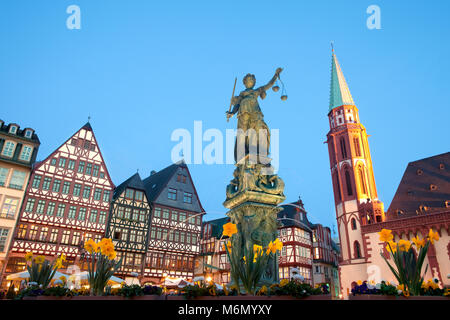 Waage der Gerechtigkeit am Römerberg Platz, die Altstadt und die Romer, mit der alten Nikolaikirche, Frankfurt, Hessen, Deutschland Stockfoto