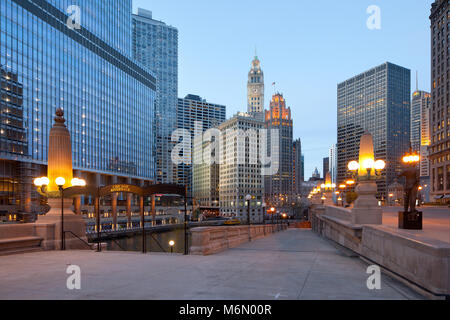 Chicago, Illinois, Vereinigte Staaten - ein Blick auf den Chicago River, Riverwalk und Bürogebäude in der Innenstadt. Stockfoto