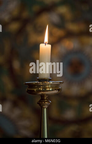 Altar der Kirche Kerzen mit Spirale Dekoration im Hintergrund Stockfoto