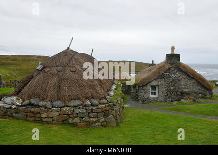 Vereinigtes Königreich, Schottland, Äußere Hebriden, Lewis und Harris, Isle of Lewis. Garenin Blackhouse Dorf, restaurierten traditionellen blackhouse Cottages Stockfoto