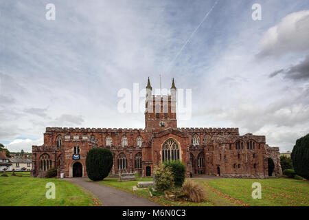 Crediton Pfarrkirche unter einem grossen Himmel Stockfoto